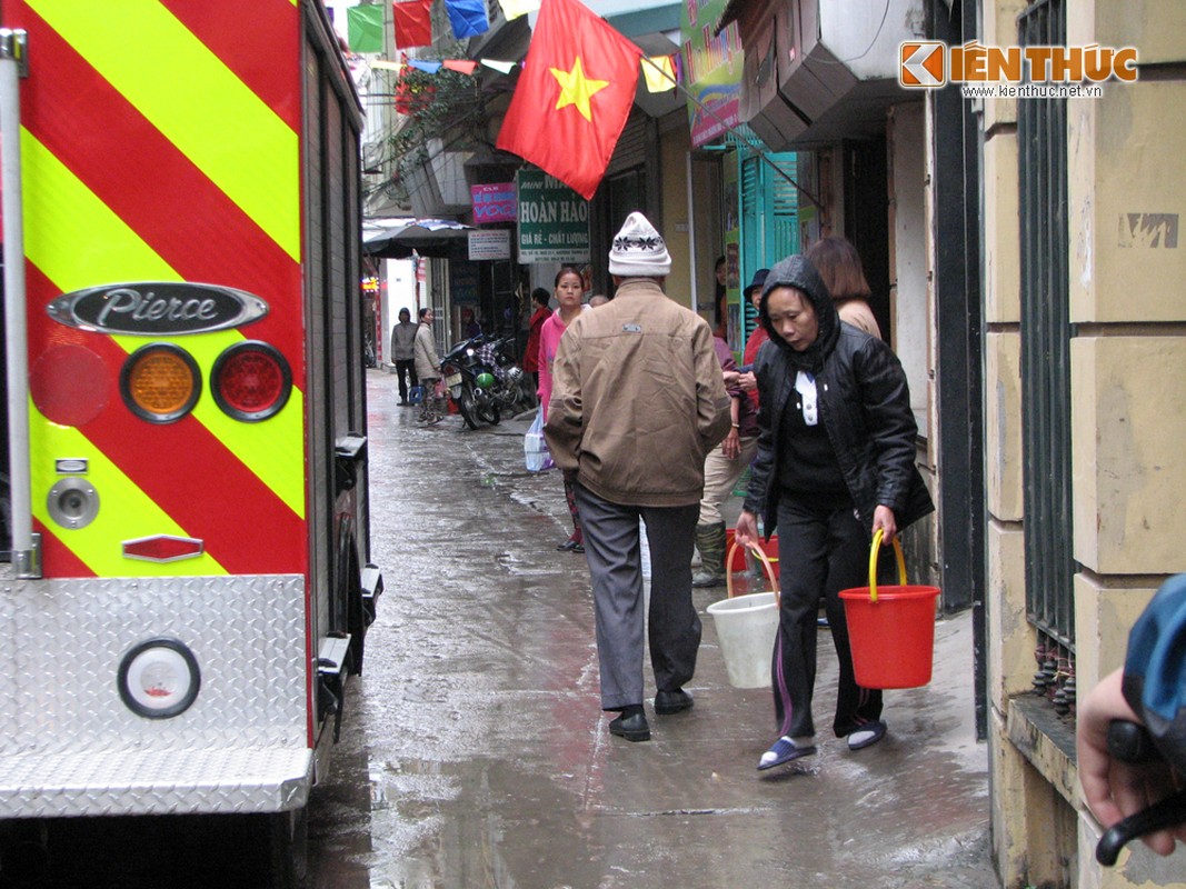 Ha Noi: Nha 3 tang chay lon tren pho Khuong Trung-Hinh-5